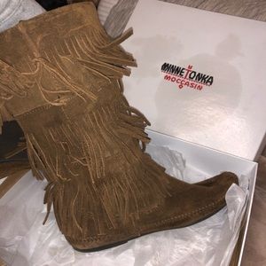 Minnetonka Moccasins BRAND NEW IN BOX worn once